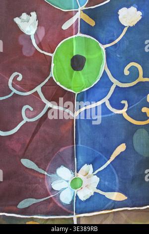 Motif floral abstrait de batik de soie transparent peint sur foulard fait à la main Banque D'Images