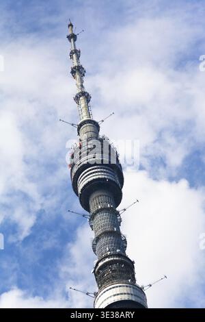MOSCOU, RUSSIE - 22 SEPTEMBRE : Tour de télévision Ostankino à Moscou. C'est actuellement la plus haute structure autoportante d'Europe et la sixième plus haute i. Banque D'Images