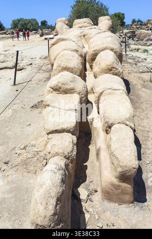 Voyage en Italie - statue de l'Atlas dans le champ Olympeion (Temple de l'Olympien Zeus) dans la Vallée des temples à Agrigente, Sicile Banque D'Images