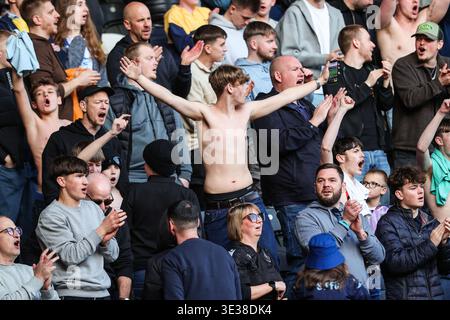 Hull, Royaume-Uni. 21 mars 2026. Fans de Sheffield Wednesday pendant le match de Hull City v Sheffield Wednesday EFL Sky Bet Championship au MKM Stadium, Hull, Angleterre, le 21 mars 2026 crédit : Richard Bierton/Every second Media crédit : Every second Media/Alamy Live News Banque D'Images