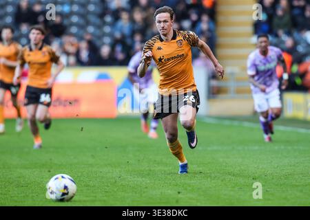 Hull, Royaume-Uni. 21 mars 2026. Kieran Dowell de Hull City rompt avec le ballon lors du match du mercredi EFL Sky Bet Championship de Hull City v Sheffield au MKM Stadium, Hull, Angleterre, le 21 mars 2026 crédit : Richard Bierton/Every second Media crédit : Every second Media/Alamy Live News Banque D'Images