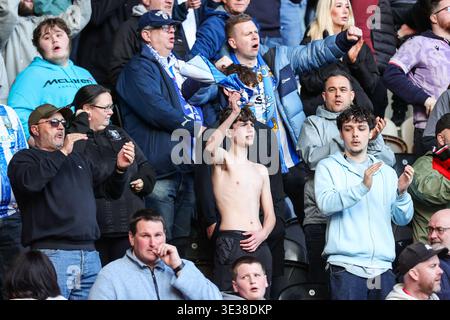 Hull, Royaume-Uni. 21 mars 2026. Fans de Sheffield Wednesday pendant le match de Hull City v Sheffield Wednesday EFL Sky Bet Championship au MKM Stadium, Hull, Angleterre, le 21 mars 2026 crédit : Richard Bierton/Every second Media crédit : Every second Media/Alamy Live News Banque D'Images