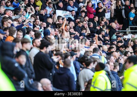 Hull, Royaume-Uni. 21 mars 2026. Fans de Sheffield Wednesday pendant le match de Hull City v Sheffield Wednesday EFL Sky Bet Championship au MKM Stadium, Hull, Angleterre, le 21 mars 2026 crédit : Richard Bierton/Every second Media crédit : Every second Media/Alamy Live News Banque D'Images