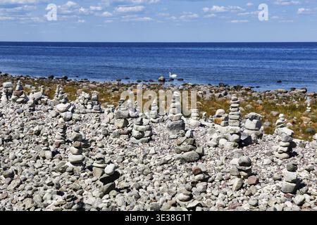 Champ de gravats, plage rocheuse, littoral sur l'île de Stora, pile de pierre, homme de pierre, mer Baltique, Oeland, Kalmar Laen, Suède Banque D'Images