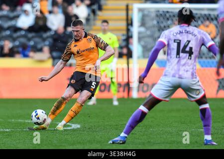 Hull, Royaume-Uni. 21 mars 2026. John Lundstram de Hull City passe le ballon lors du match du mercredi EFL Sky Bet Championship de Hull City v Sheffield au MKM Stadium, Hull, Angleterre, le 21 mars 2026 crédit : Richard Bierton/Every second Media crédit : Every second Media/Alamy Live News Banque D'Images