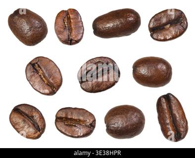 Ensemble de grains de café torréfiés isolé sur fond blanc Banque D'Images