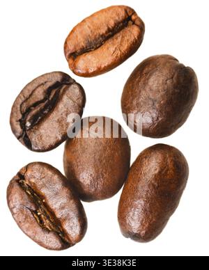 Plusieurs grains de café torréfiés isolés sur fond blanc Banque D'Images