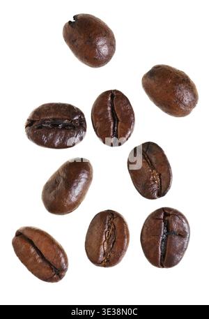 Plusieurs grains de café torréfiés tombant isolés sur fond blanc Banque D'Images