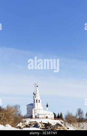 Vue de l'église des Saints Cosmas et Damian (église Kozmodemyanskaya) sur la colline Yarunova du ravin dans la ville de Souzdal en hiver dans l'oblast de Vladimir de Russi Banque D'Images