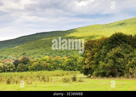 Vue des montagnes caucasiennes inclinées dans la zone anormale de Shapsugskaya au début de la journée d'automne Banque D'Images