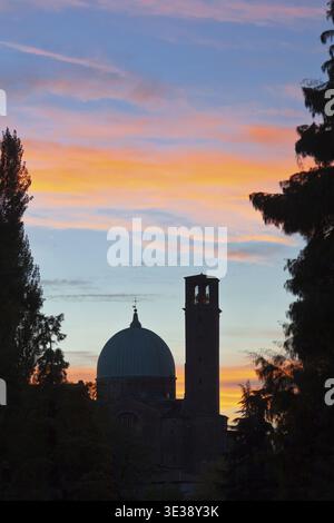 Vue silhouette de la coupole Basilica e Scuola del Carmine à Padoue, Italie Banque D'Images