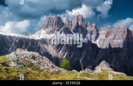 Belles montagnes alpines dans la soirée d'été dans les Dolomites, Italie Banque D'Images
