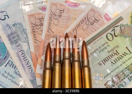 Rangée de cartouches sur livre sterling montrant les dépenses militaires et les risques financiers. Banque D'Images