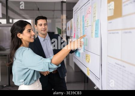 Divers stratèges latins gérant le projet par le conseil de planification en bureau Banque D'Images
