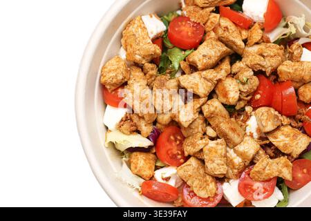 Salade de poulet aux légumes servie dans un bol. Repas équilibré sain préparé à la maison. Concept de nutrition et de régime alimentaire dans une présentation simple et fraîche Banque D'Images