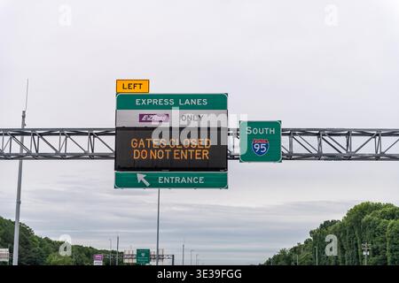 Gainesville, États-Unis - 27 mai 2025 : voies express de la route à péage de Virginie portes fermées ne pas entrer le panneau pour la sortie Ezpass seulement Banque D'Images