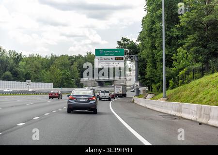 Manassas, États-Unis - 29 juin 2025 : route inter-états de Virginie 66 West signe pour les voies express à péage, voitures circulant près de Washington DC Banque D'Images