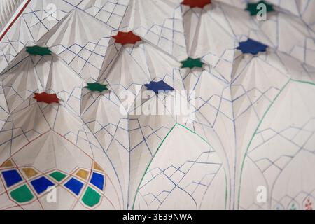 Décoration géométrique islamique complexe avec des motifs tridimensionnels et des motifs étoilés colorés, typiques de l’architecture traditionnelle d’Asie centrale. Banque D'Images