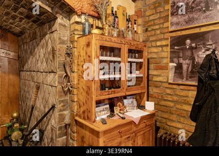 Meuble en bois rustique affichage intérieur de cuisine vintage Banque D'Images