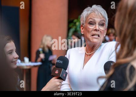 L'actrice Jamie Lee Curtis parle franchement lors d'une interview aux médias sur le tapis rouge alors qu'elle assistait à l'événement d'intronisation du California Hall of Fame. Banque D'Images
