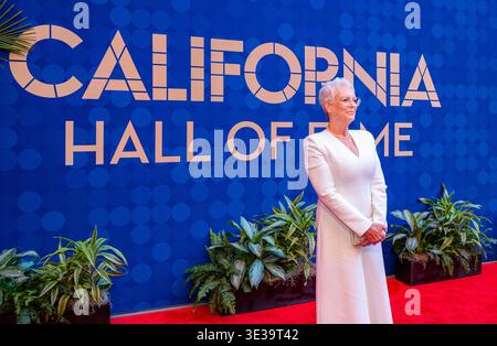 L'actrice Jamie Lee Curtis assiste à la cérémonie d'intronisation du California Hall of Fame à Sacramento, en Californie. Elle est photographiée lors d'entrevues avec les médias o Banque D'Images