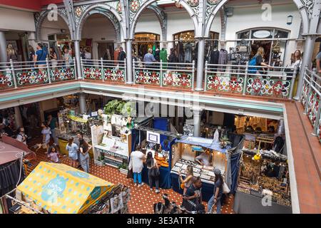 Marché animé avec des acheteurs flous à Camden Town. Londres, Royaume-Uni, 8 juillet 2023 Banque D'Images