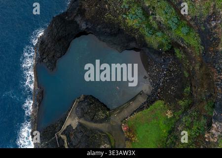 Seixal, Madère, village côtier spectaculaire avec piscines volcaniques, roches noires, montagnes brumeuses et vagues sauvages de l'Atlantique. Banque D'Images