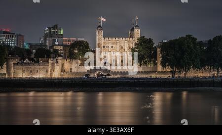 Vue panoramique nocturne panoramique sur les murs et tours de la forteresse illuminés de la Tour de Londres Banque D'Images