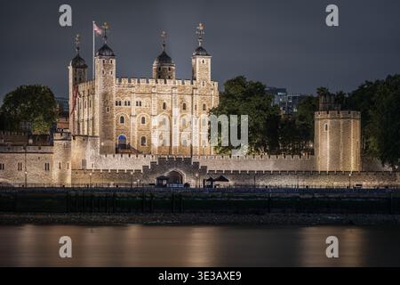 Vue panoramique nocturne des murs et tours de la forteresse illuminés de la Tour de Londres Banque D'Images