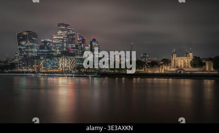 Vue de nuit sur la Tour de Londres, la Tamise et les gratte-ciel de la ville de Londres Banque D'Images