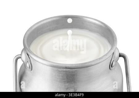 Goutte tombant dans la boîte de lait rétro et créé éclaboussure avec ondulation circulaire isolé sur fond blanc Banque D'Images