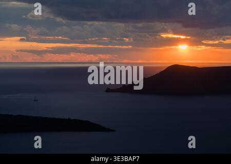 Coucher de soleil sur la mer Égée en Grèce illumine les îles et l'horizon lointain Banque D'Images