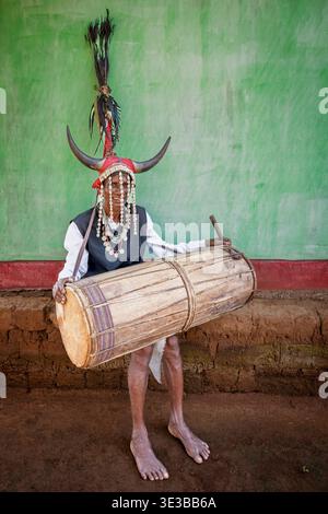 Portrait d'un homme de la tribu des cornes Bison, Chhattisgarh, Inde Banque D'Images