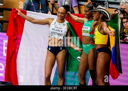 Torun, Pologne. 22 mars 2026. Larissa Iapichino d'Italie gagnante de la médaille d'argent, Agate de Sousa du Portugal gagnante de la médaille d'or, Natalia Linares de Colombie gagnante de la médaille de bronze posant ensemble pour une photo avec leurs drapeaux après avoir participé à la finale de saut en longueur féminin le jour 3 des Championnats du monde d'athlétisme en salle Kujawy Pomorze 2026 au Kujawsko Pomorska Arena Torun le 22 mars 2026 à Torun, Pologne. (Crédit : Marcel ter bals/MTB-photo/Alamy Live News) Banque D'Images