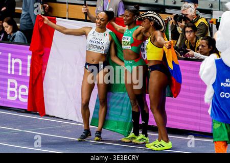 Torun, Pologne. 22 mars 2026. Larissa Iapichino d'Italie gagnante de la médaille d'argent, Agate de Sousa du Portugal gagnante de la médaille d'or, Natalia Linares de Colombie gagnante de la médaille de bronze posant ensemble pour une photo avec leurs drapeaux après avoir participé à la finale de saut en longueur féminin le jour 3 des Championnats du monde d'athlétisme en salle Kujawy Pomorze 2026 au Kujawsko Pomorska Arena Torun le 22 mars 2026 à Torun, Pologne. (Crédit : Marcel ter bals/MTB-photo/Alamy Live News) Banque D'Images
