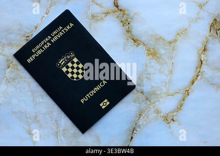 Passeport croate sur la table de près. Carnet officiel de documents d'identité pour les citoyens de Croatie. Concept de voyage et de tourisme en Croatie Banque D'Images