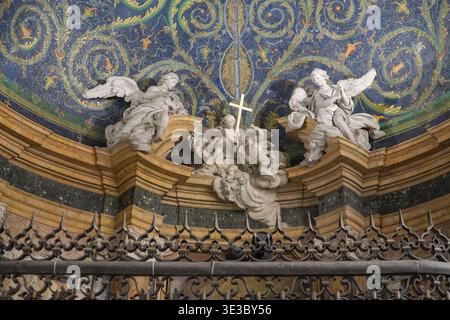 Statues intérieures du baptistère du Latran et plafond en mosaïque dorée orné d'anges et de chérubins. Rome, Italie. Art baroque au-dessus d'une balustrade de fer. Banque D'Images