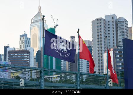 Le drapeau du Hong Kong Football Club à côté du drapeau national de la Chine et le drapeau régional de la RAS de Hong Kong flottent à l'extérieur du terrain du Hong Kong Football Club. Banque D'Images