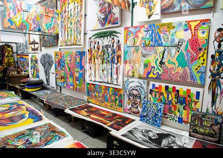 Peintures en vente au Pan African Women Market, Cape Town, Afrique du Sud Banque D'Images