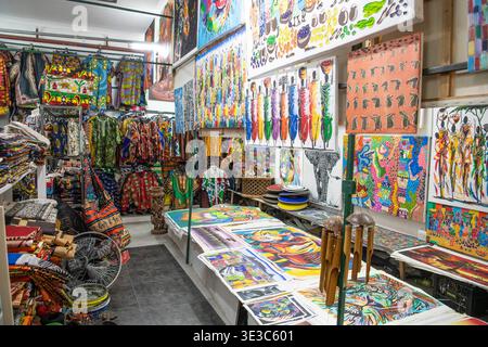 Peintures en vente au Pan African Women Market, Cape Town, Afrique du Sud Banque D'Images