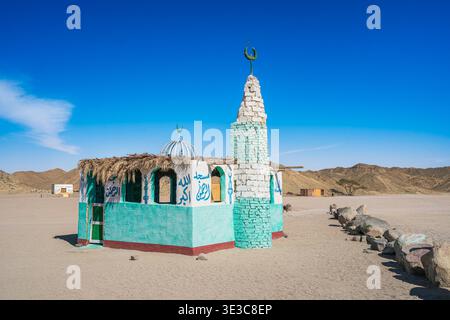 HURGHADA, EGYPTE - 19 JANVIER 2025 : une petite mosquée colorée aux murs bleus et blancs se dresse dans un village bédouin isolé dans le désert près de Hurghada. Banque D'Images