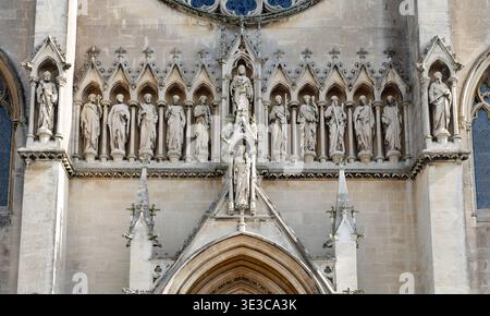 Une image en gros plan haute résolution de format moyen des sculptures de la cathédrale d'Arundel du Christ, Marie et les Apôtres. Banque D'Images