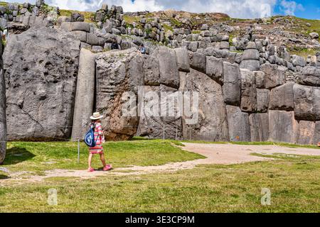 Cusco, Pérou - 22 mars 2025 : touriste regardant les impressionnants murs de pierre mégalithiques de Sacsayhuaman à Cusco, Pérou Banque D'Images