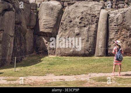 Cusco, Pérou - 22 mars 2025 : touriste regardant les impressionnants murs de pierre mégalithiques de Sacsayhuaman à Cusco, Pérou Banque D'Images