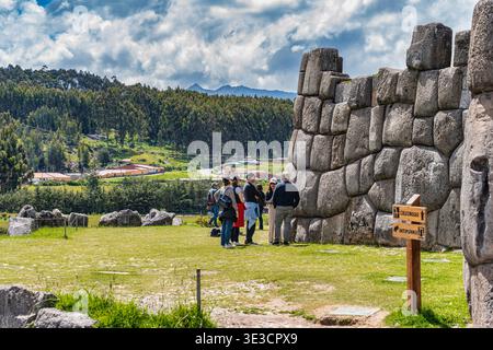 Cusco, Pérou - 22 mars 2025 : groupes de touristes visitant l'ancienne forteresse Inca de Sacsayhuaman surplombant Cusco, dans la Vallée sacrée Banque D'Images