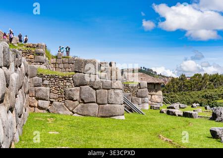Cusco, Pérou - 22 mars 2025 : groupes de touristes visitant l'ancienne forteresse Inca de Sacsayhuaman surplombant Cusco, dans la Vallée sacrée Banque D'Images