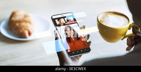 Femme noire boit du café et utilise un téléphone portable au café avec écran vierge pour la maquette de conception Banque D'Images