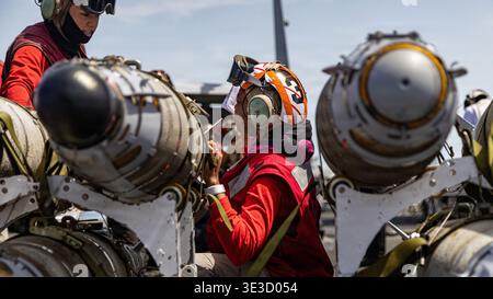 ZONE DE RESPONSABILITÉ DE la 5E FLOTTE des États-Unis - 17 mars 2026 - les marins de l'US Navy affectés au Strike Fighter Squadron 31, inspectent les munitions sur le pont d'envol de l'USS Gerald R Ford (CVN 78) pendant qu'ils sont en route. Les forces AMÉRICAINES et israéliennes ont lancé des milliers d'actions contre l'Iran détruisant de nombreuses cibles - photo : Geopix/US Navy Banque D'Images
