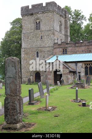 Église, croix de saxon et cimetière de l'église All Saints dans le Derbyshire Dales, Mill Lane, Bradbourne, Ashbourne, Derbyshire, Angleterre Banque D'Images