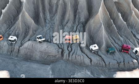 Cabines de camion colorées sur la montagne de cendres érodée à la carrière de Rummu en Estonie Banque D'Images